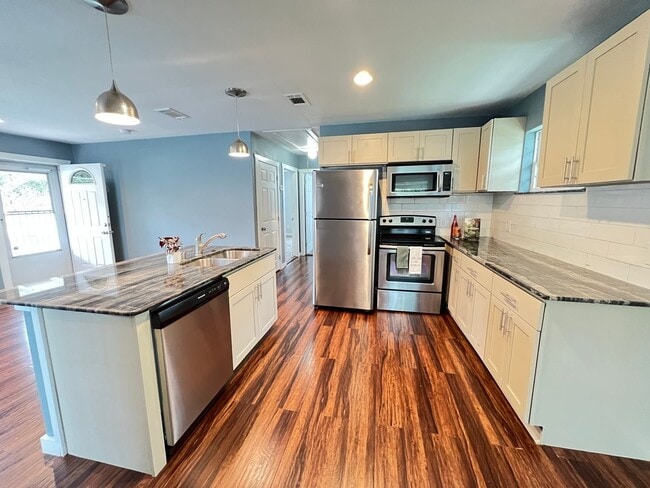 Building Photo - Remodeled and charming 2/1 located close t...