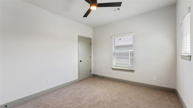 Building Photo - 1221 Mammoth St