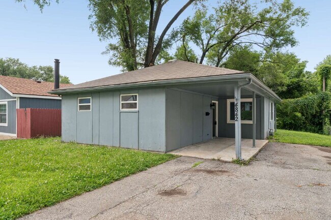 Building Photo - Charming Mid-Century Ranch Home Available Now!  1st Month's Rent is FREE!*