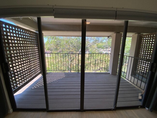 Building Photo - Alamo Heights Gem ~  2 / 2.5 Multi-Level C...