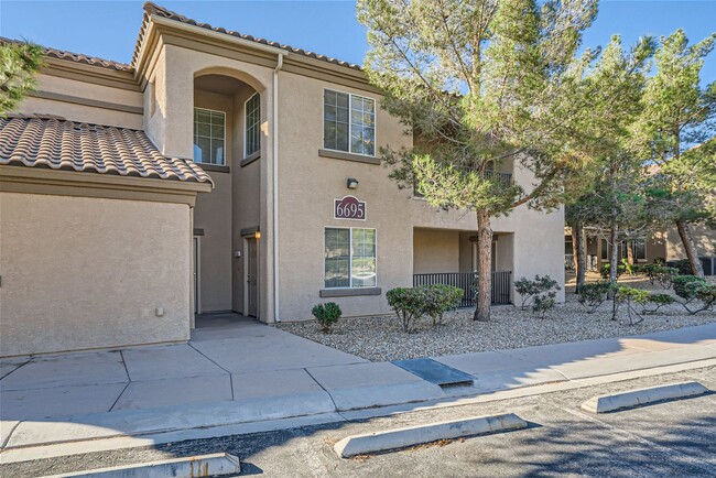 Building Photo - GATED 1ST FLOOR 2 BED, 2 BATH TOWNHOME IN ...