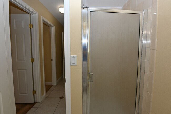 Building Photo - Beautiful 5 bed 3 bath, 2 car Garage & Pool, Near Snell & Calero