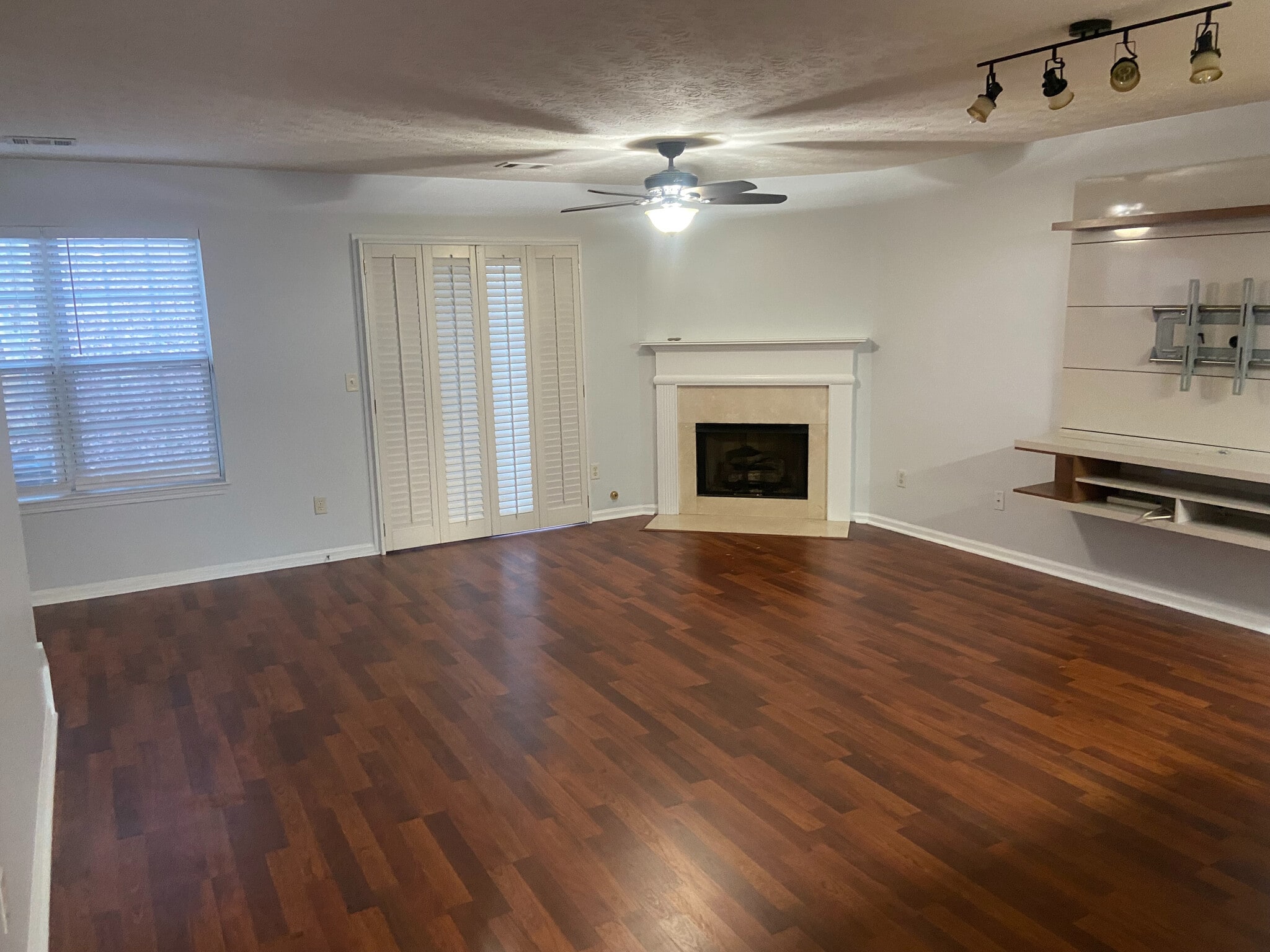 Building Photo - Room in Townhome on Waverly Hills Dr