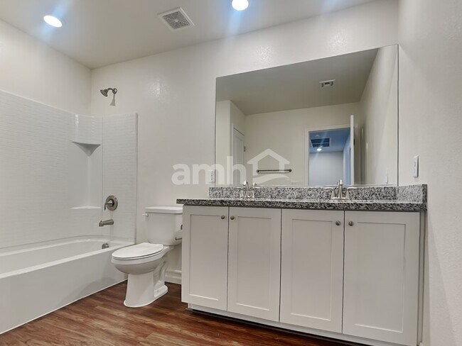 Building Photo - 5843 Petronius St