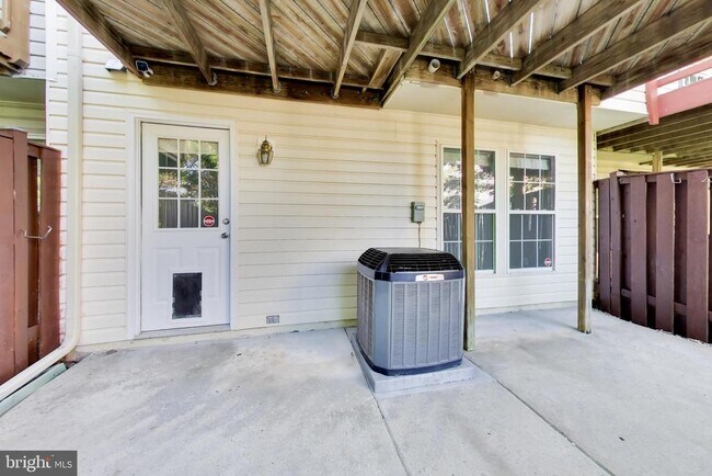 Building Photo - 9868 Sherwood Farm Rd