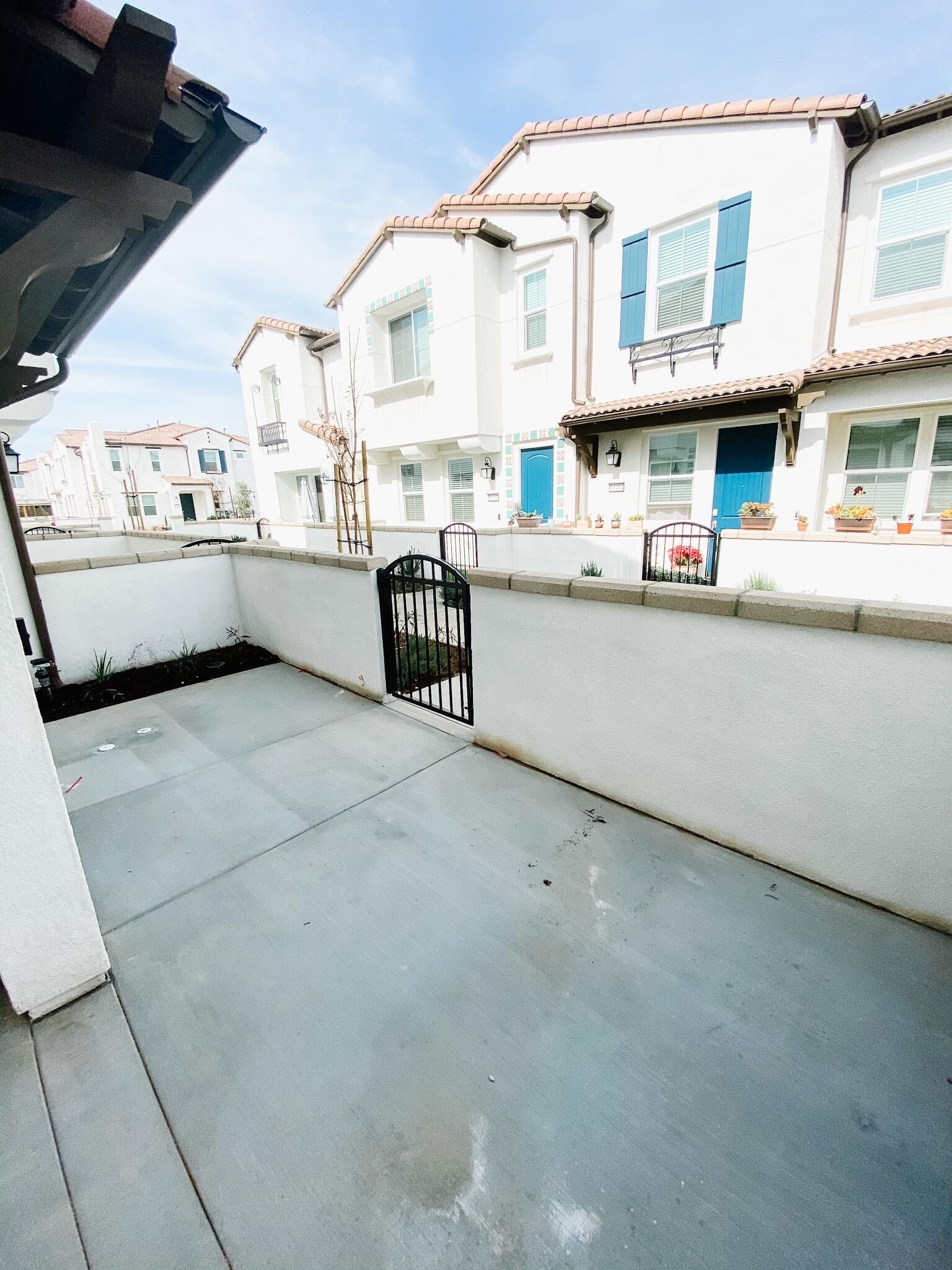 Building Photo - 30436 Town Square Dr