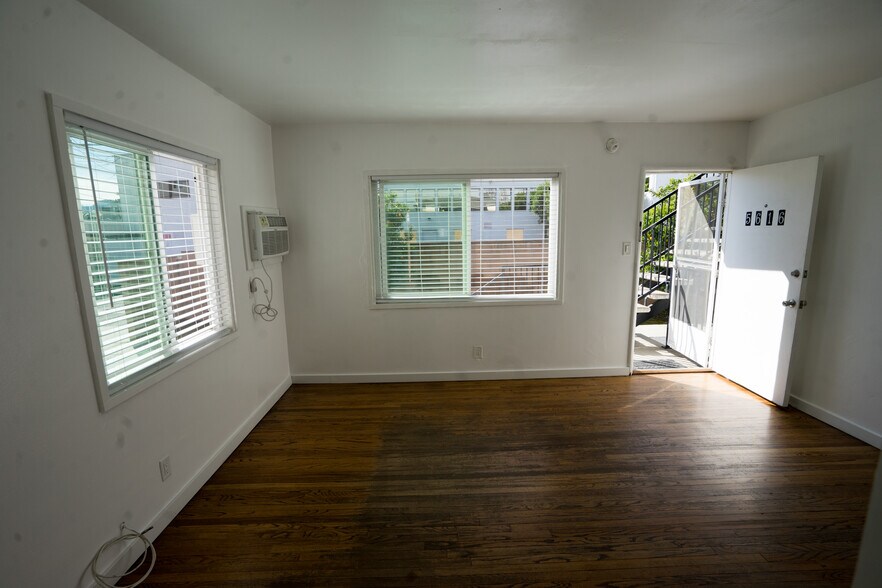 Living room - 5614 Auckland Ave