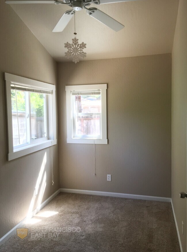 Building Photo - Captivating 2bd/1ba House with Garage/Work...