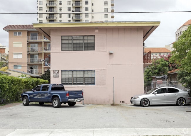 Building Photo - 940 SW 36th Ct