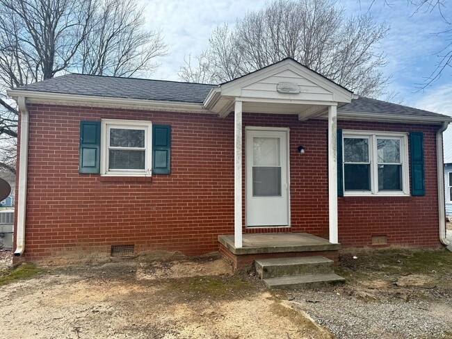 Building Photo - Two bedroom, 1 bath house in Burlington