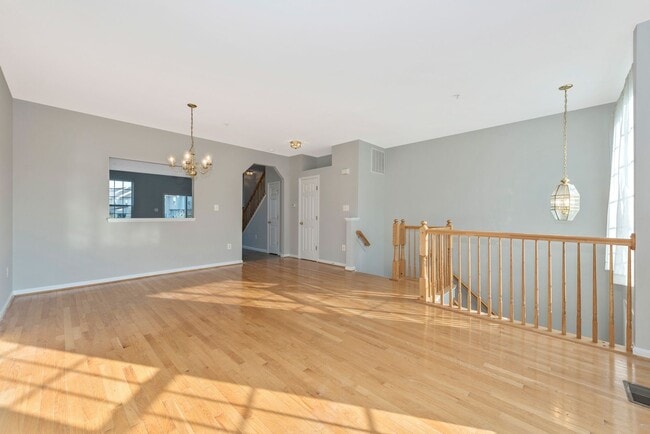 Building Photo - Fantastic Townhouse w/ Garage - Quick High...