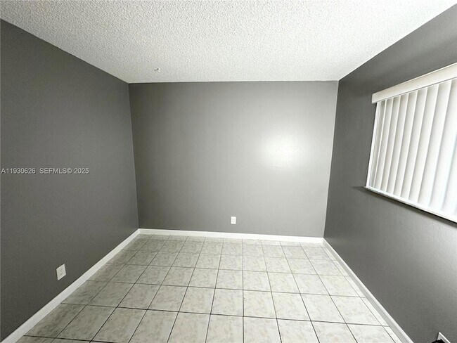 Building Photo - 220 SW 9th Ave