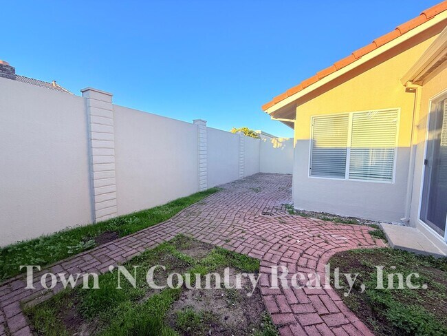 Building Photo - 1720 Cherokee Dr