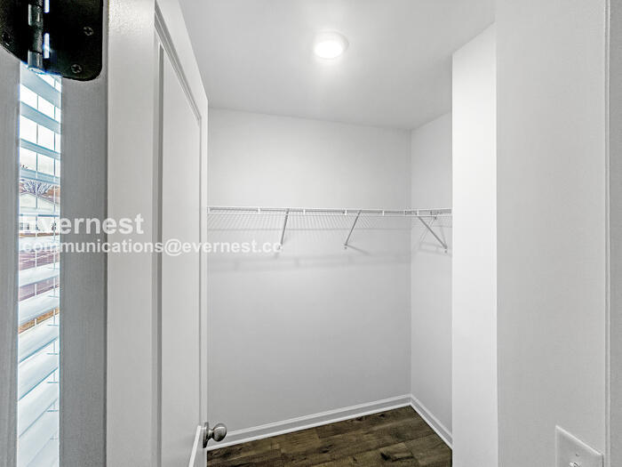 Building Photo - 235 Tara Ct