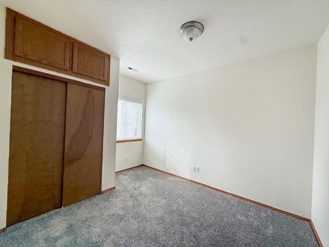 Building Photo - Beautiful 3 Bed, 2 Bath Home in Golden Hills