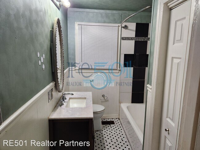 Building Photo - 2 br, 1 bath House - 320 S. Maple Street