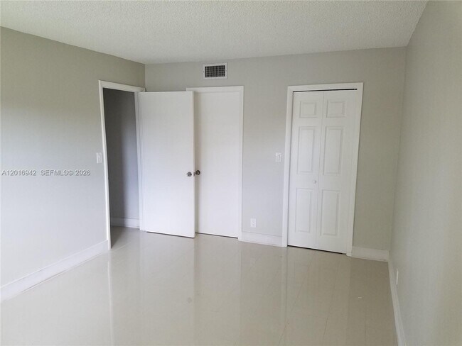 Building Photo - 220 Lakeview Dr