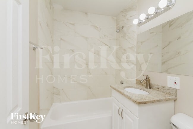 Building Photo - 10 Fir St