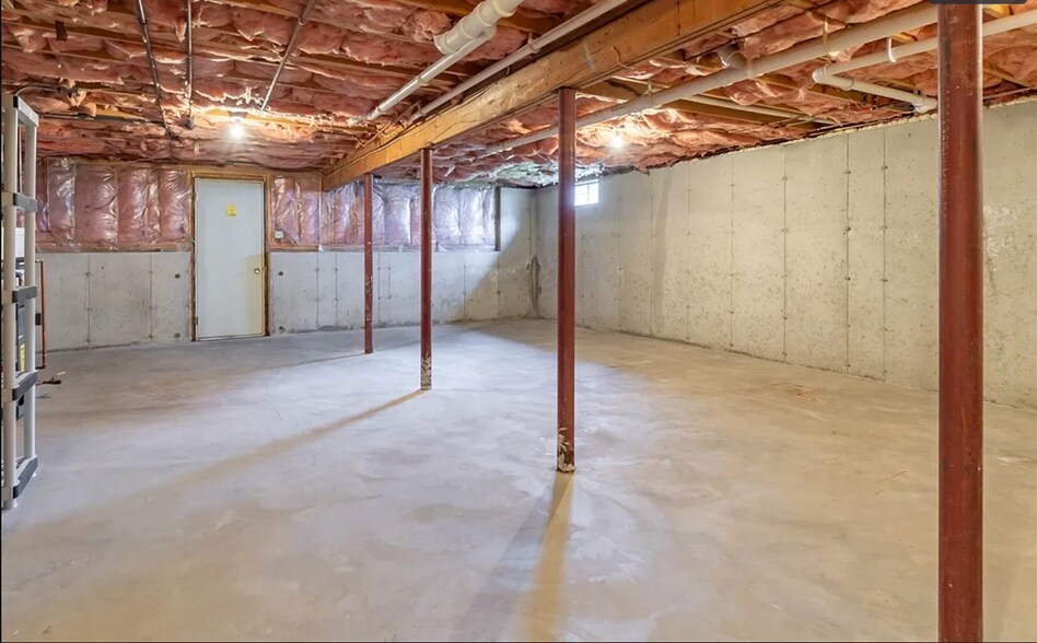 Building Photo - 744 S Main St