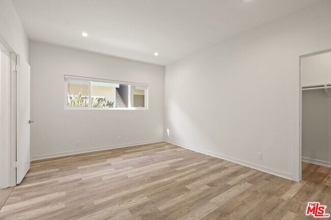 Building Photo - 11825 Goshen Ave