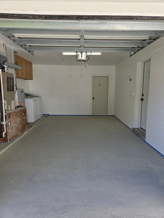 Building Photo - 945 Brookview Ln