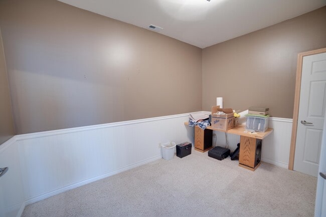 Building Photo - Large Single Family Home located near White Bluffs Elementary!