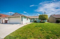 Building Photo - Single Family Stunner!