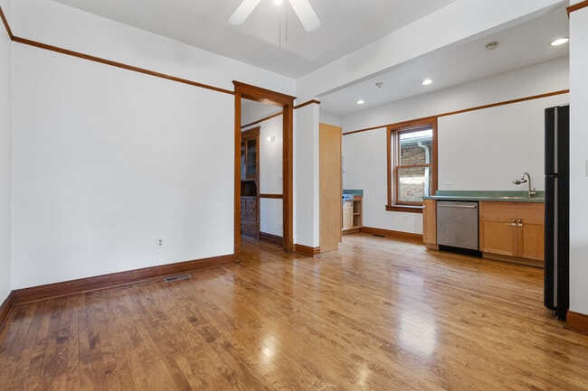 Building Photo - 928 W 32nd St