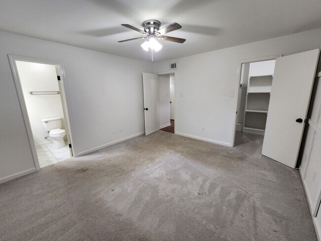 Building Photo - 41 Oak Forest Loop