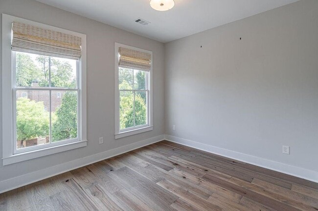 Building Photo - 370 Thrasher St NW