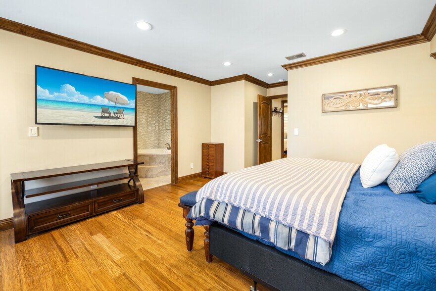 Building Photo - 401 Holmwood Dr