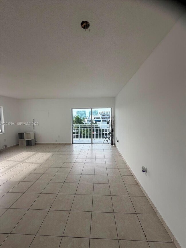 Building Photo - 400 Kings Point Dr