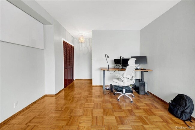 Building Photo - 6 Fordham Hill Oval