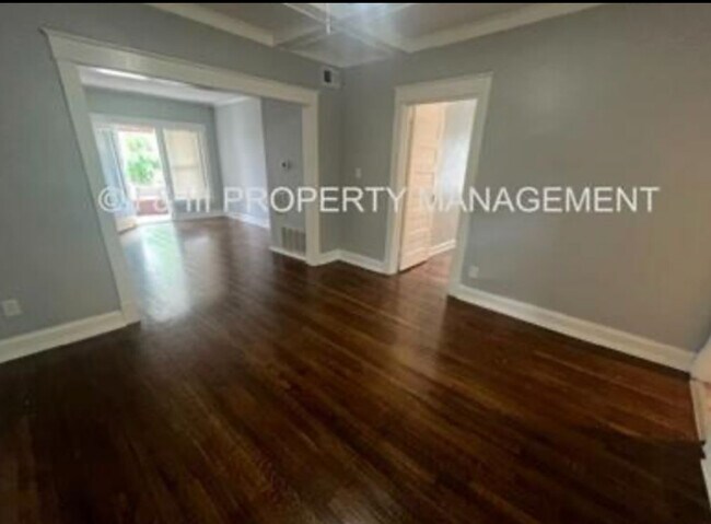 Building Photo - 215 W 37th St