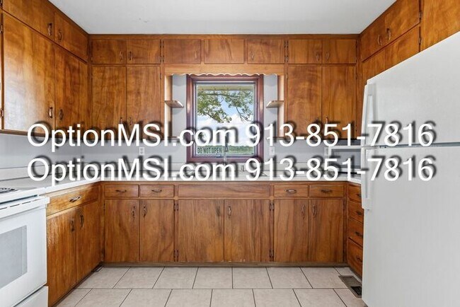 Building Photo - Spacious and move in ready!