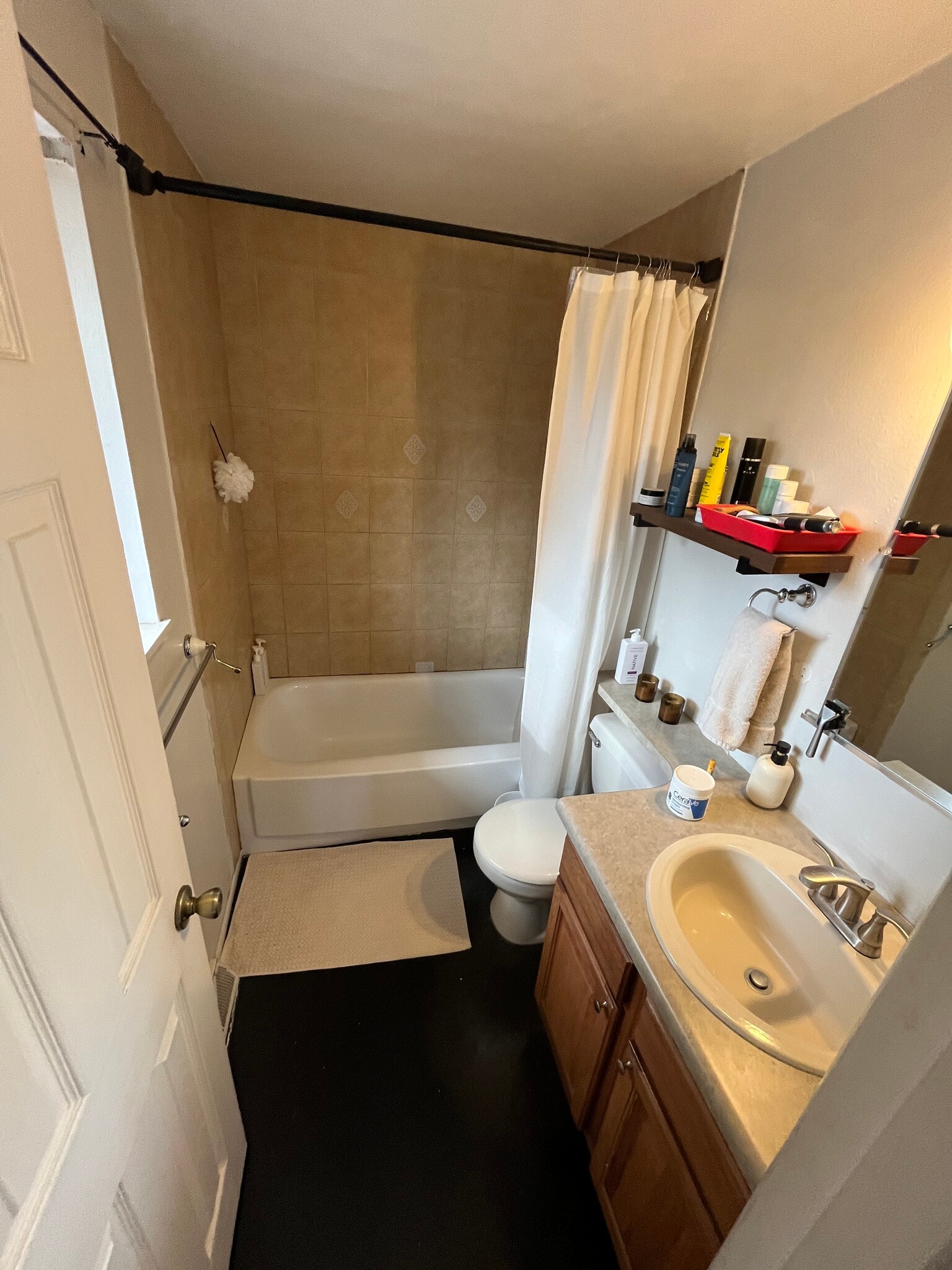 Full Bath attached to Primary bedroom - 3226 Gladiola Dr