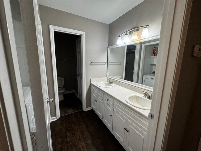 Building Photo - 46 Sagebrush Apartments