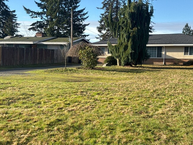 Building Photo - Cozy 3 bedroom 1.75 bath in Renton near Re...