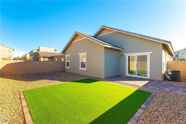 Building Photo - 747 N Water St