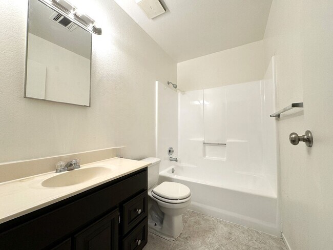 Building Photo - COMING SOON!! 3 Bedroom 2 Bathroom Apartment in Cathedral City!