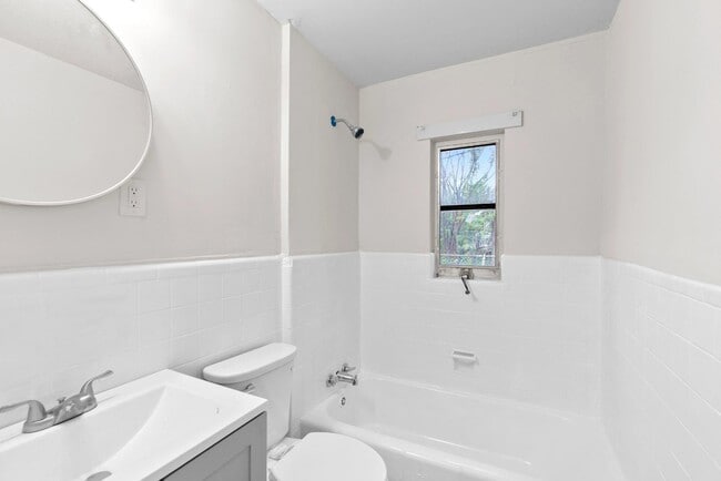 Building Photo - 725 40th Pl