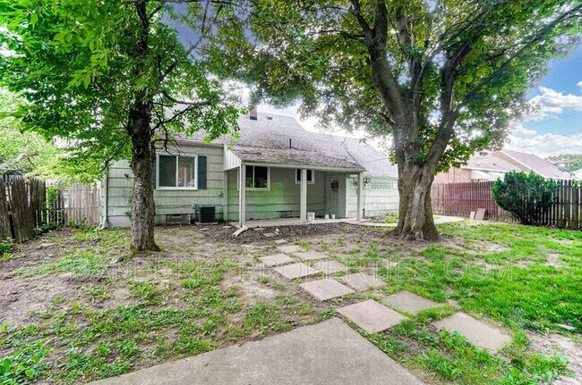 Building Photo - 915 Independence Rd