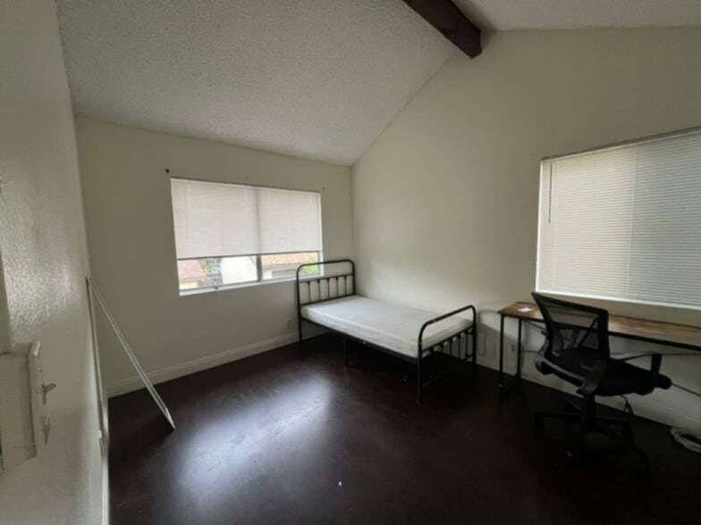 Building Photo - 8747 Canby Ave