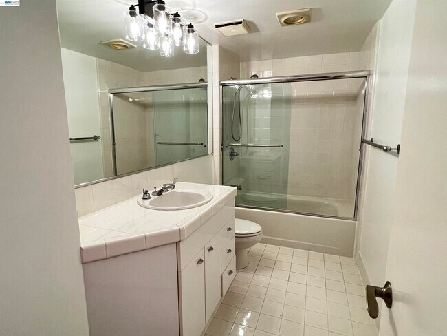 Building Photo - 650 Chestnut St