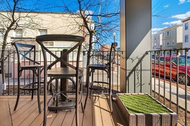 Building Photo - 946 Saratoga St