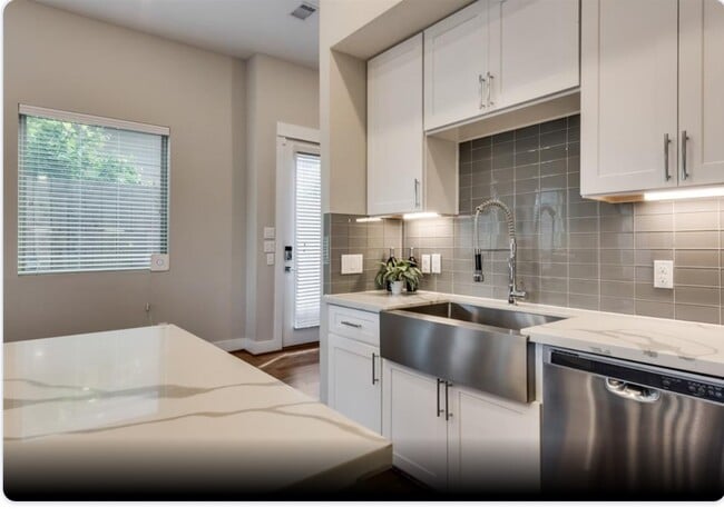 Building Photo - 3514 Bastrop St