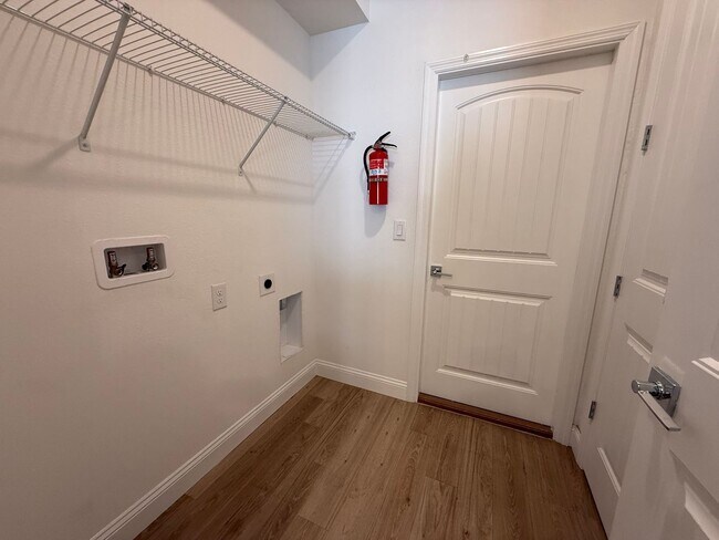 Building Photo - Beautiful 4 bedroom 2 bathroom home