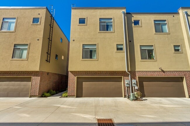 Building Photo - Stunning 3-Bedroom, 3.5-Bath Home with Modern Comforts