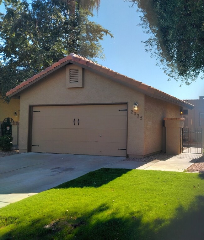 Primary Photo - 2225 E Forge Ave