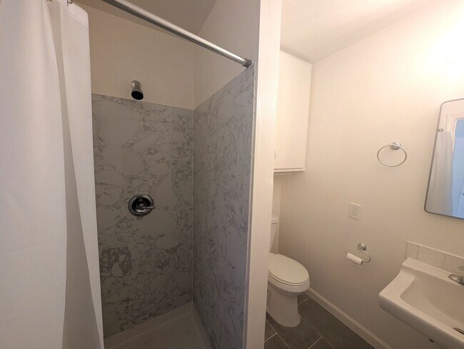 Building Photo - Comfortable one bedroom unit, convenient location to shopping and transportation